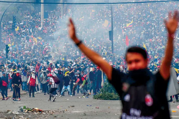 المتظاهرون يقتحمون برلمان الإكوادور... وسقوط عشرات الجرحى في اشتباكات مع قوات الأمن