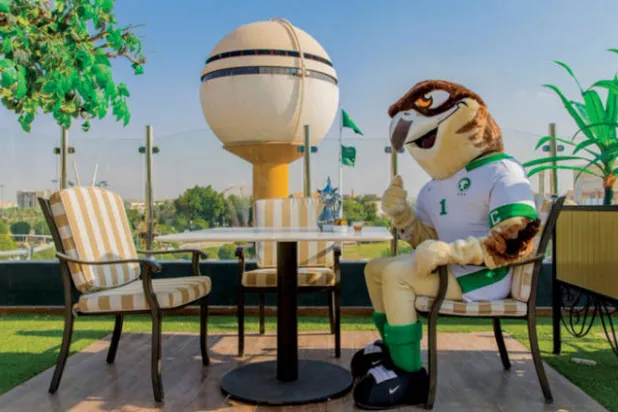 تميمة «صقر الأخضر» جالت شوارع بريدة أمس من أجل تحفيز الجماهير لحضور المباراة (الشرق الأوسط)