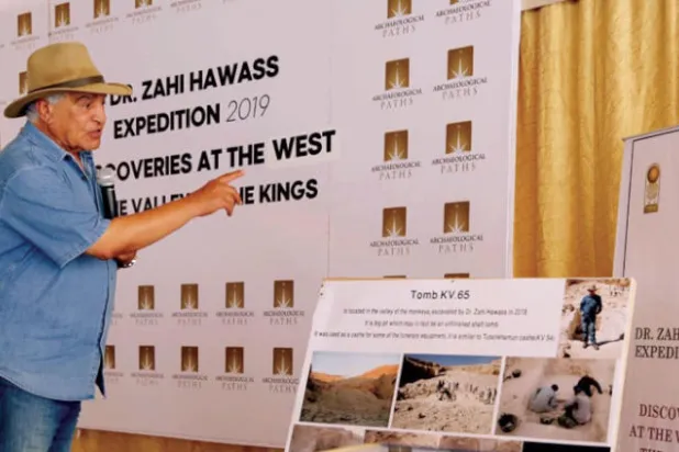 زاهي حواس خلال الإعلان عن الكشف الأثري الجديد