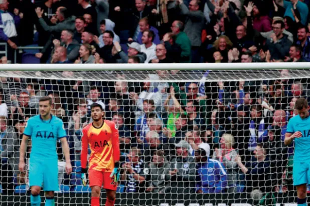 الهزيمة أمام برايتون كشفت المشكلات التي يعيشها توتنهام حالياً (رويترز)