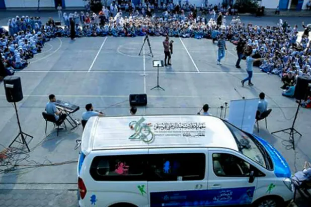 فنانون من غزة يجوبون مدارس اللاجئين بمبادرة «باص الموسيقى»