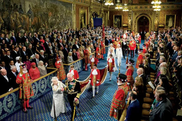 جانب من مراسم خطاب الملكة إليزابيث الثانية في البرلمان أمس (رويترز)