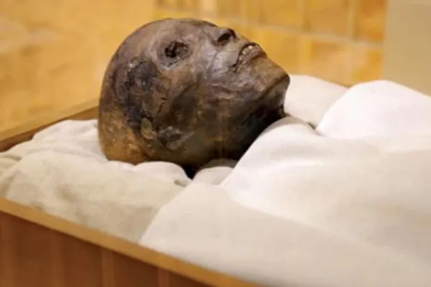 مومياء توت عنخ آمون في فاترينة زجاجية بمقبرته في الأقصر 