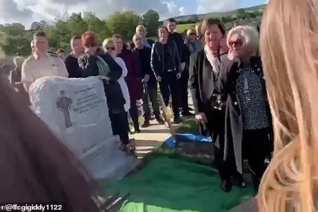 مشيعون ينفجرون ضحكاً في جنازة بعد «رسالة» من المتوفى