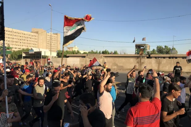 محكمة عراقية تأمر بالقبض على ضابطين تسببا بمقتل متظاهرين