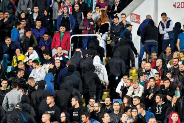 عنصرية جماهير بلغارية تثير أزمة كروية وسياسية