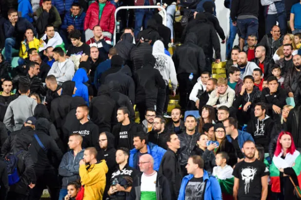 مجموعة السترات السوداء من مشجعي بلغاريا يتم طردها من المدرجات بعد صيحات العنصرية (إ.ب.أ)