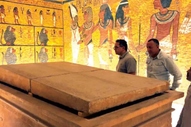 مصر تعيد تركيب غطاء التابوت الحجري بمقبرة توت عنخ آمون