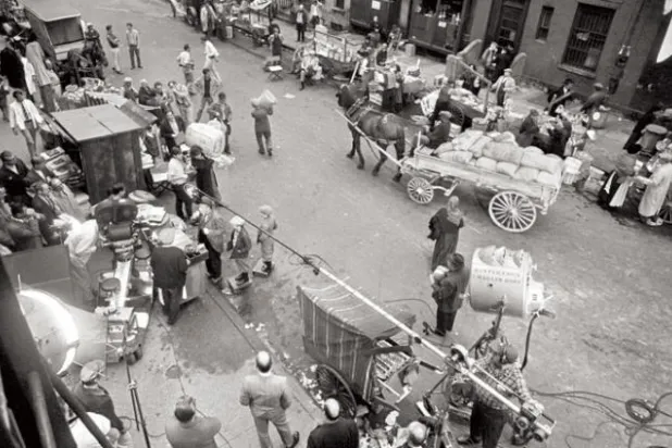 أثناء تصوير مشاهد من فيلم تحولت شوارع فيرست وسكند أفينيو بنيويورك لاستديو سينمائي (نيويورك تايمز)