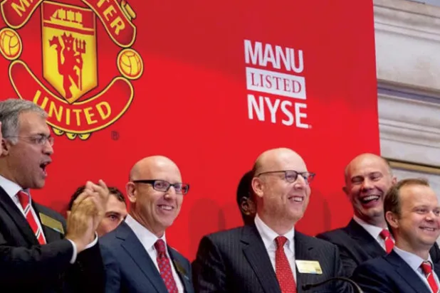 عائلة غليزر المسيطرة على مانشستر يونايتد جنت الأرباح وخلفت الأزمات للنادي