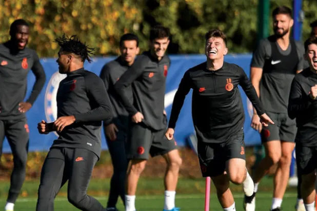 لاعبو تشيلسي خلال التدريب أمس قبل موقعة أياكس المهمة (أ.ف.ب)