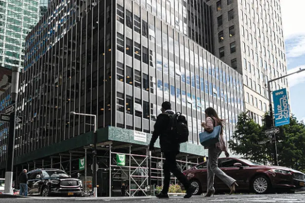 «وي ورك» أرادت إنشاء مدينة فاضلة... لكن الرياح لم تواتها