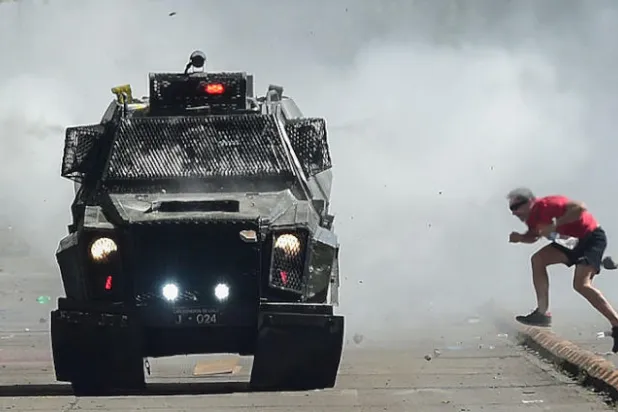 احتجاجات تشيلي ترفع سقف مطالبها... وحظر التجول يمتد إلى مدن أخرى