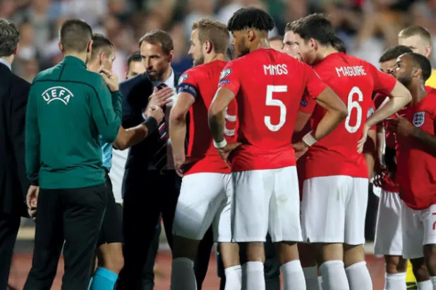 لاعبو المنتخب الإنجليزي أصبحوا قدوة في محاربة العنصرية