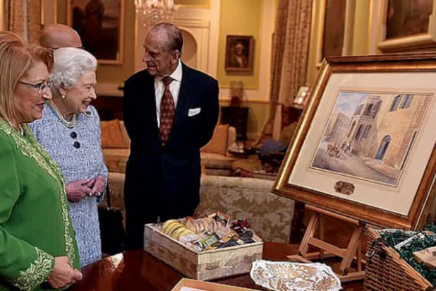 رئيسة مالطا السابقة ماري لويز تقدم لوحة لفيلا جاردامانجيا للملكة