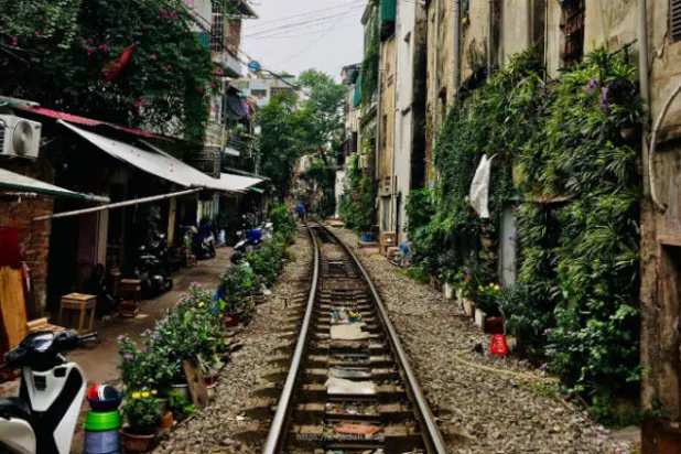 إغلاق «شارع القطارات» الشهير بهانوي وسط إحباط السائحين