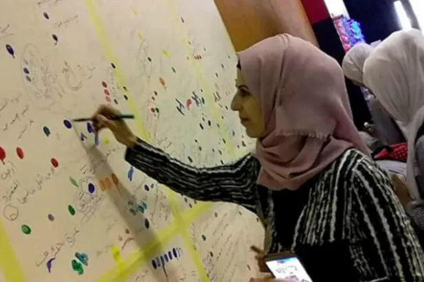 «حكايا الحيطان»... معرضٌ في غزة يعكس الواقع بأيدي اليافعين