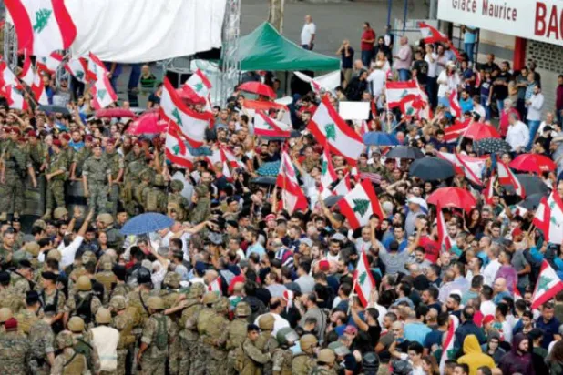 Lübnan ordusu göstericilerin kapattığı yoları yeniden açtı