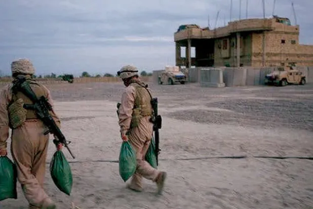 كيف بدأ جنود مشاة البحرية الأميركيون بالعراق في التساقط؟