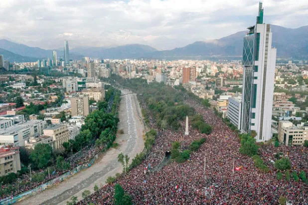 أكثر من مليون متظاهر يتدفقون على شوارع العاصمة التشيلية