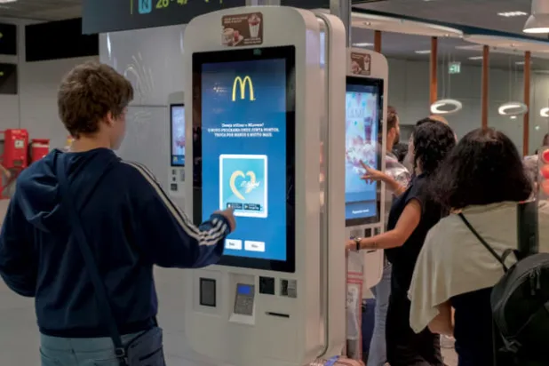 {ماكدونالدز} تدخل عالم الذكاء الصناعي لزيادة مبيعاتها