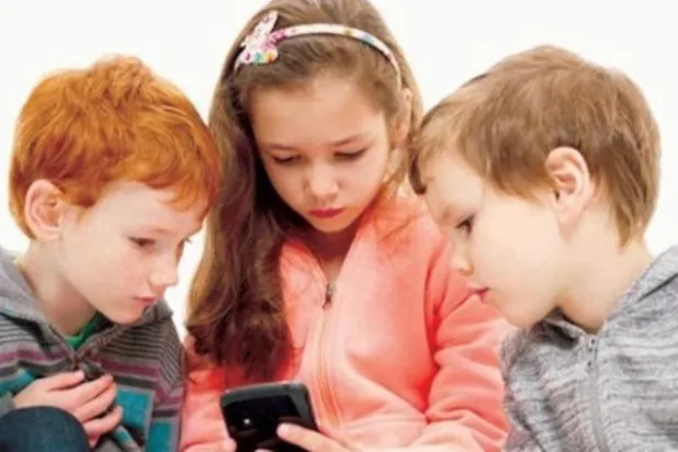 تحذير للأطفال من استخدام المحمول قبل سن 10 سنوات