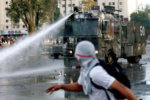 أزمة تشيلي إلى تفاقم... وأصوات تطالب بعودة الجيش