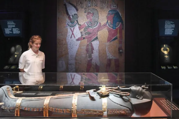 أغراض من الذهب بجانب مومياء توت عنخ آمون (إ.ب.أ)