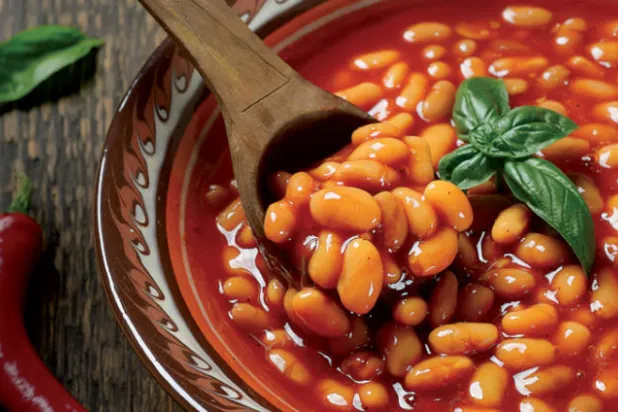 «الفاصوليا المطبوخة»... أحد معالم الأطعمة المعلبة