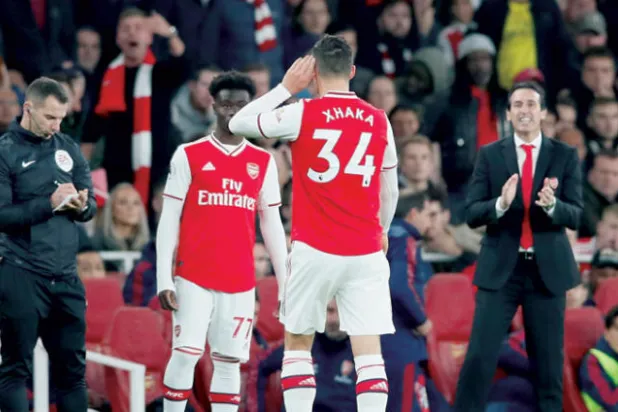 تشاكا يضع يده على أذنه كأنه لا يريد أن يستمع لصافرات الاستهجان