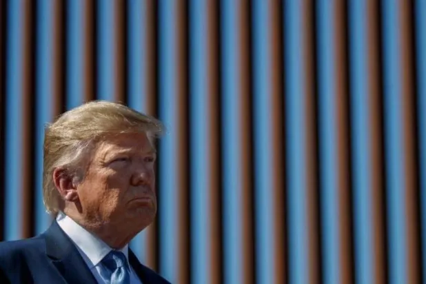 ترمب يقلل من تقارير عن «اختراق» مهربين لجدار المكسيك