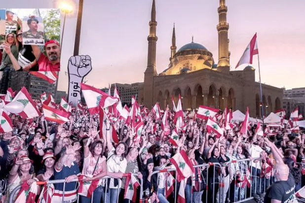 لبنان: صدارتی محل کے پاس لوگوں کا ہجوم اور میدانوں میں لوگوں کا تانتہ