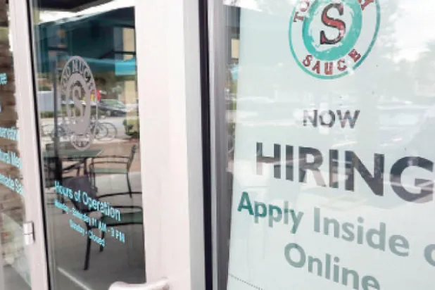 نمو الاقتصاد الأميركي يخالف التوقعات... ويتماسك