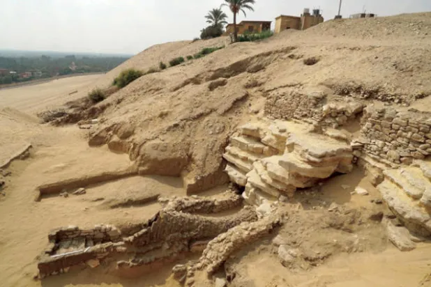 مصر: اكتشاف مقبرة يونانية منحوتة في الصخر بمنطقة سقارة