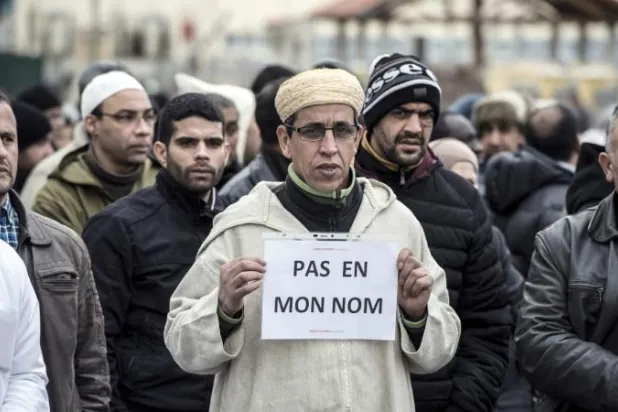 استطلاع: أكثر من 40% من مسلمي فرنسا عوملوا بعنصرية