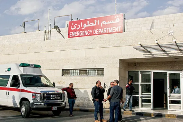 مدخل مستشفى جرش الحكومي الذي نُقل إليه المصابون  في هجوم الطعن أمس (أ.ف.ب)