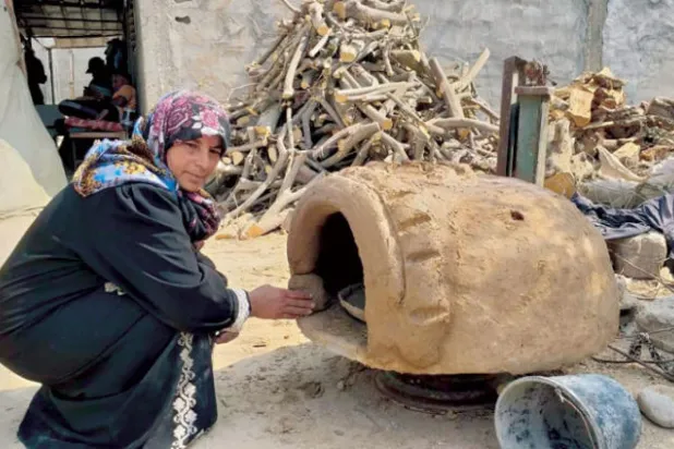 فلسطينية تصنع الأفران الطينية لأجل مستقبل أبنائها
