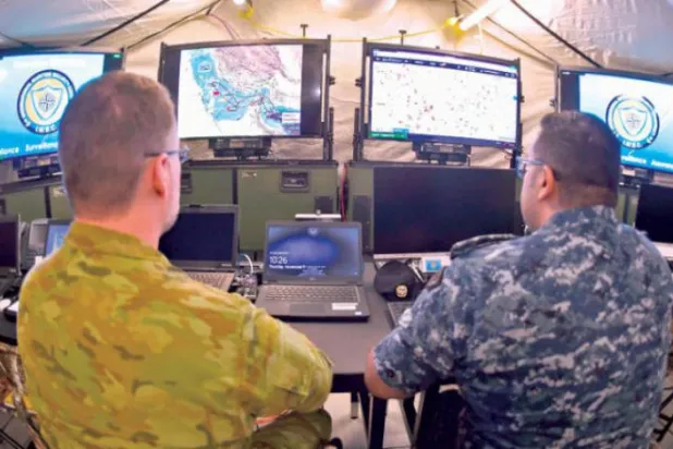 خلیج میں بحریہ کے تحفظ کے لئے بین الاقوامی اتحاد کے کام کے آغاز کے ساتھ ہی گذشتہ روز منامہ میں پانچویں بیڑے کے صدر دفاتر میں آپریشنل سینٹر کے منظر کو دیکھا جا سکتا ہے (اے ایف پی)