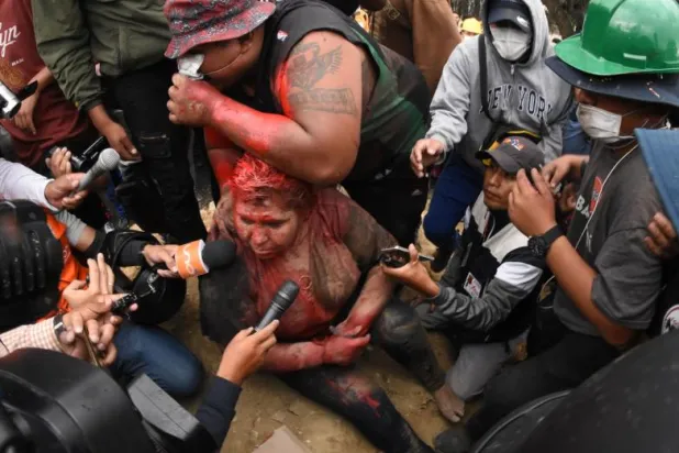 في بوليفيا... متظاهرون يجرون عمدة بالشارع ويحلقون شعرها ويرشونها بالطلاء