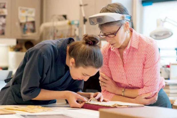 خلال أعمال ترميم مخطوطة من القرن الـ12 في متحف «والترز» (نيويورك تايمز)