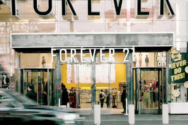 «فوريفر21»... دراما عائلية عن الصعود إلى المجد ثم السقوط من علٍ