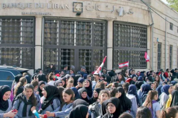 Baalbek’teki Lübnan Merkez Bankası şubesinin önünde düzenlenen gösteriler (AFP)