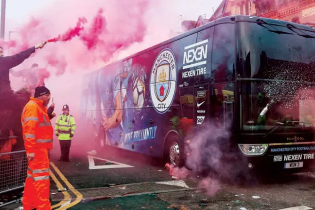 مشجعو ليفربول يستقبلون حافلة سيتي بحفاوة قبل مواجهة دوري الأبطال... ولا يوجد تاريخ من العداوة بين مشجعي الفريقين