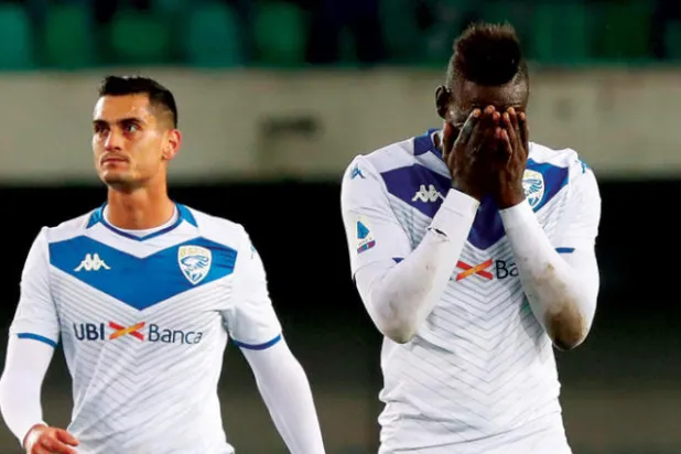 بالوتيلي يغطي وجهه تأثراً من الهتافات العنصرية التي وجهها إليه جمهور فيرونا (أ.ب)