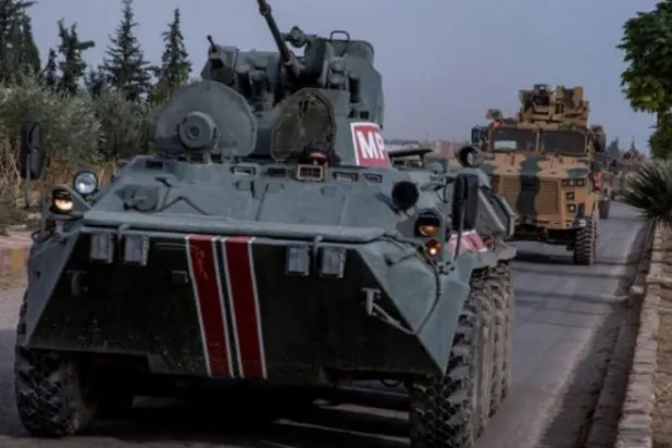 صوبہ ہسکہ کے شمال میں سرحدی شہر درباسیہ کے علاقہ میں روسی اور ترکی کی مشترکہ گشت کے منظر کو دیکھا جا سکتا ہے