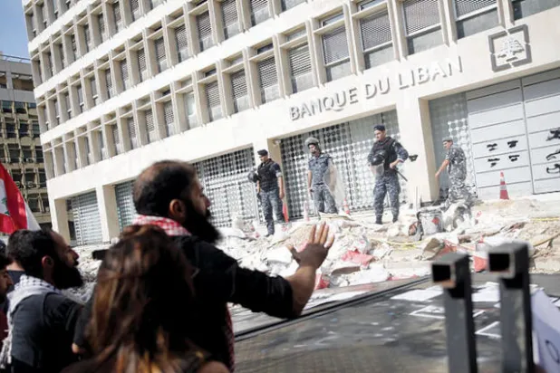 المصارف اللبنانية تتشدد في السماح بتحويل الأموال وسحبها