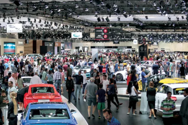 معرض دبي الدولي للسيارات 2019: رحلة خيال متألق تحجب متاعب الواقع الصعب