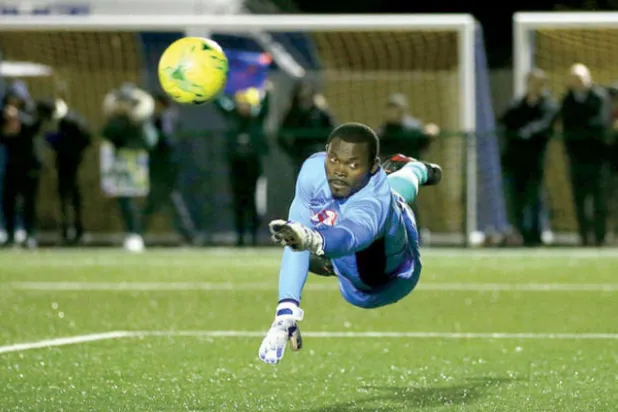 على الإنجليز محاسبة أنفسهم أولاً على الإساءات العنصرية