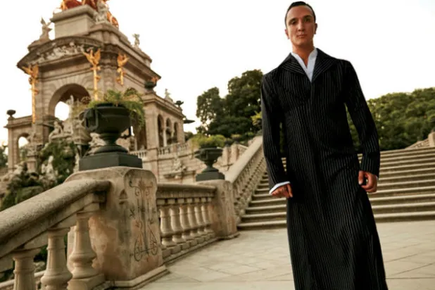 المصمم حاتم العقيل في أحد تصاميمه