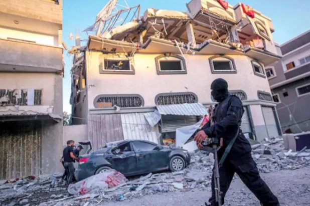 İslami Cihad unsurları İsrail’in saldırısının ardından el-Ata’nın evini inceliyor (EPA)